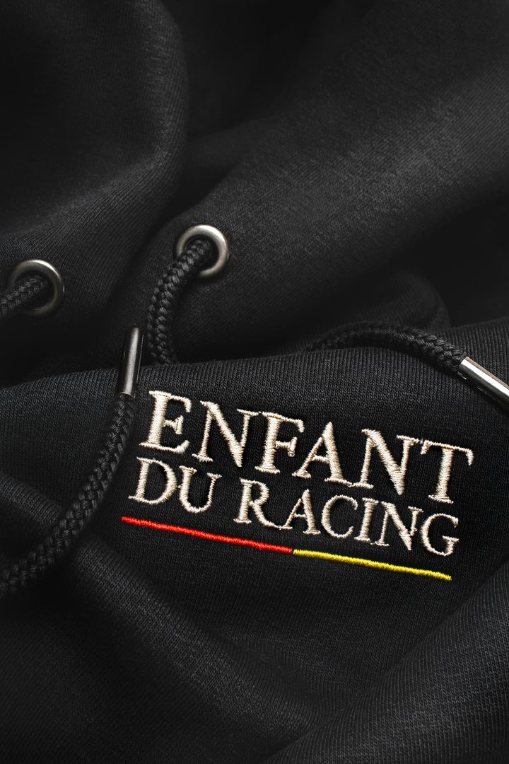 Ce sweat noir Enfant du Racing est conçu pour vous offrir confort et style, sur le stade comme au quotidien.