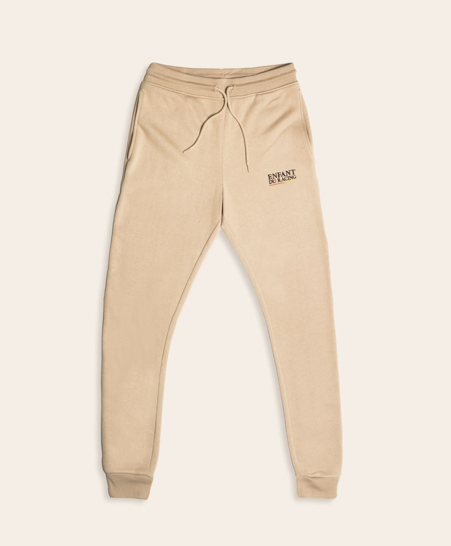 Ce jogging beige est l’équilibre parfait entre confort et raffinement, idéal pour les supporters exigeants