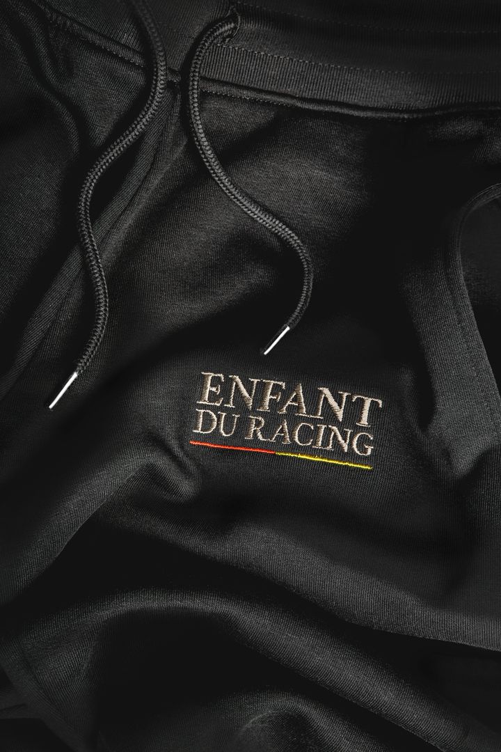 Le jogging noir avec logo brodé Enfant du Racing est parfait pour les fans qui recherchent un style discret mais affirmé