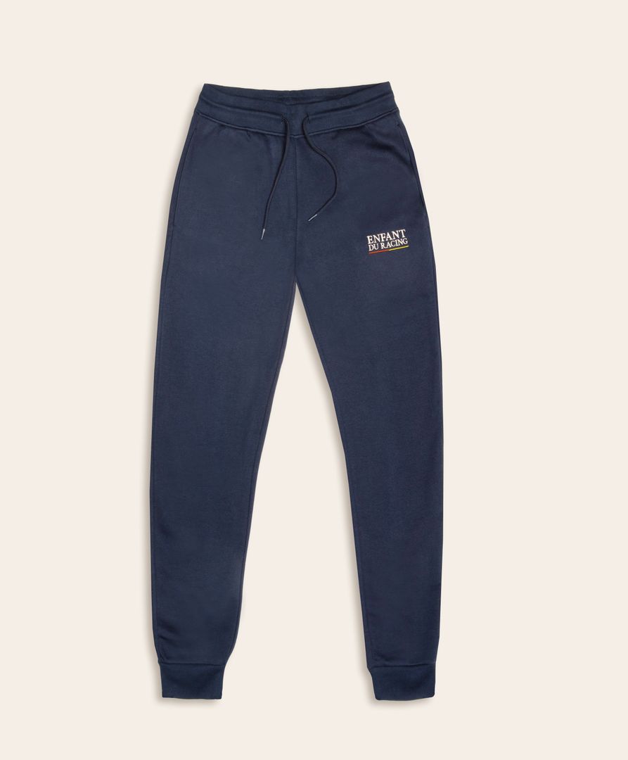Ce jogging bleu marine Enfant du Racing, avec son logo brodé, est l’équilibre parfait entre confort, qualité et esprit sportif