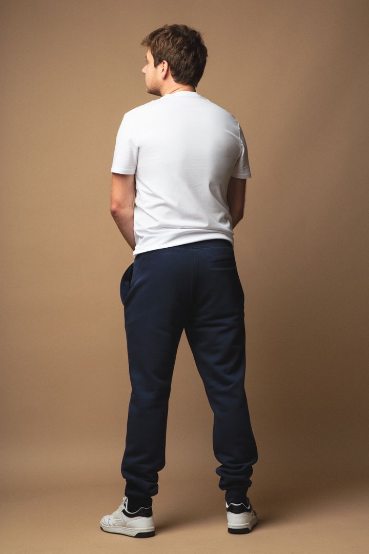 Montrez votre attachement au Racing Club de Lens avec ce jogging bleu marine, conçu pour les passionnés qui ne transigent pas sur le style.