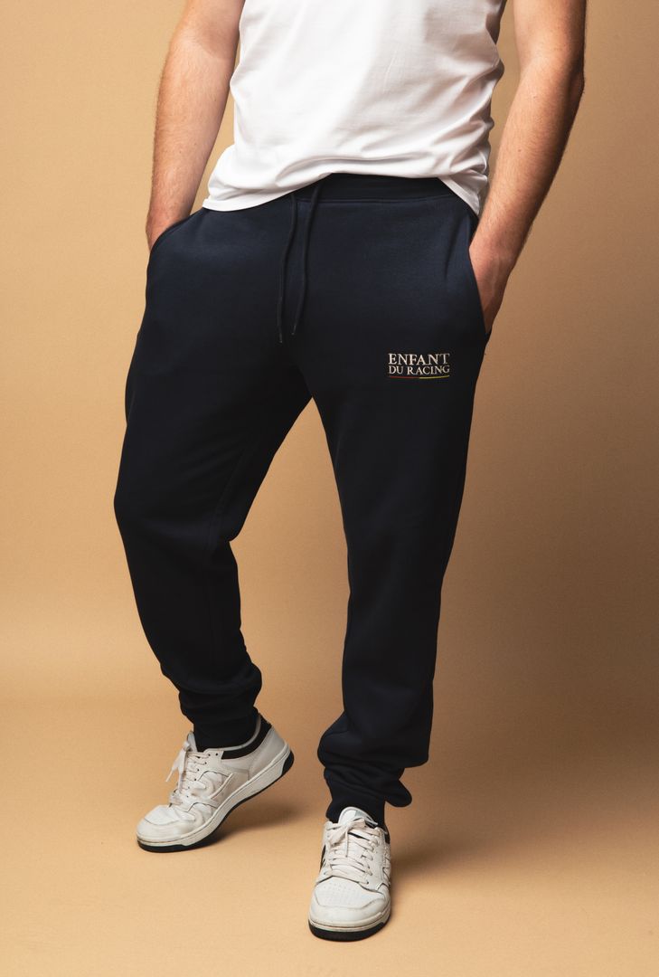 Ce jogging bleu marine avec le logo brodé Enfant du Racing allie confort et élégance. Parfait pour les journées détente ou les sorties sportives.