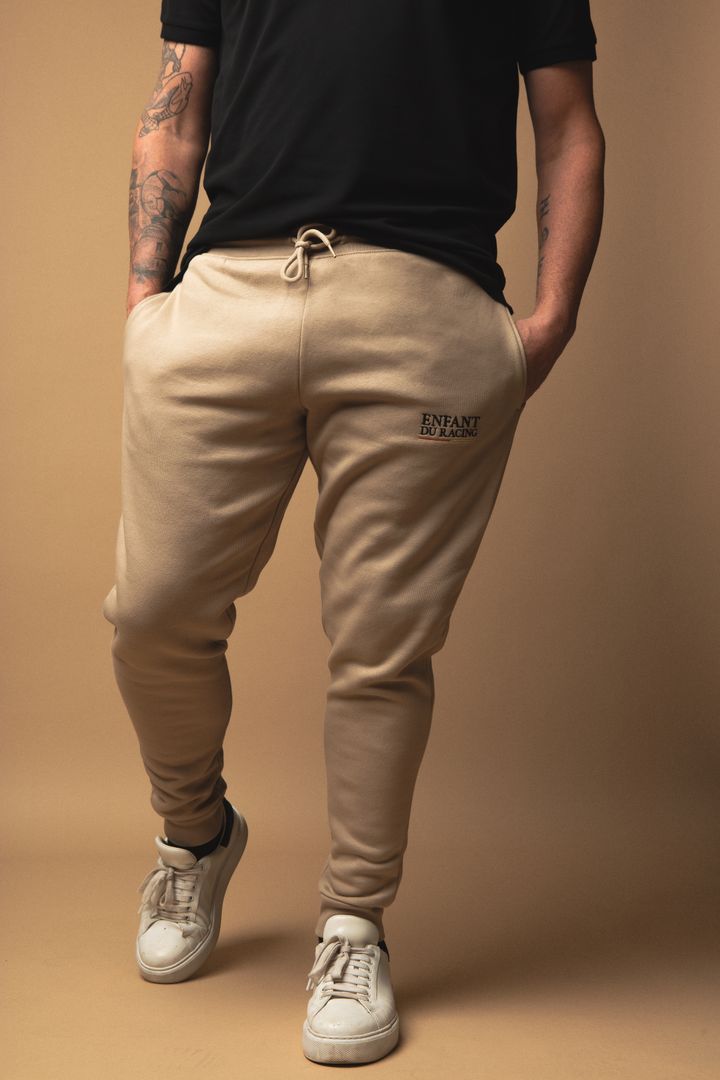 Adoptez ce jogging beige, parfait pour afficher votre amour du Racing Club de Lens avec discrétion et style