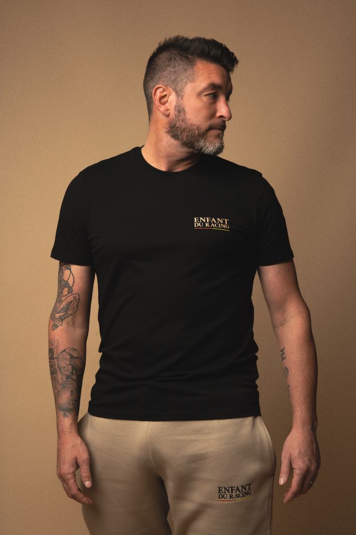 Affichez votre passion avec ce t-shirt noir orné du logo côté cœur