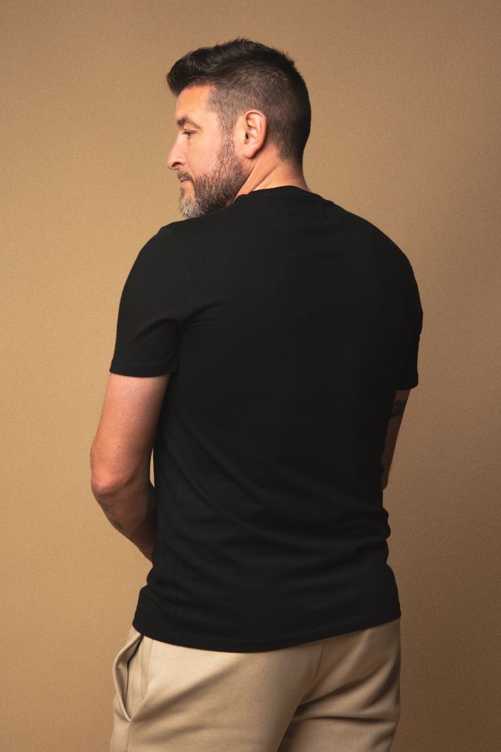Ce t-shirt noir avec logo Enfant du Racing combine confort et simplicité pour un look intemporel