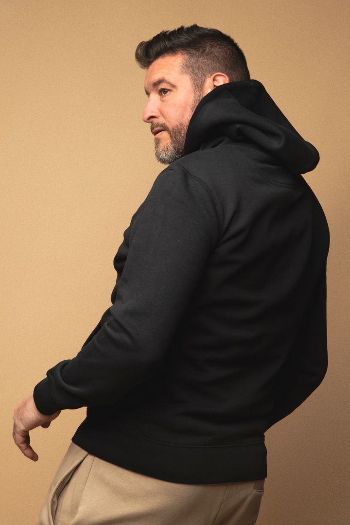 Le sweat noir avec logo brodé côté cœur est un indispensable pour un look discret mais puissant