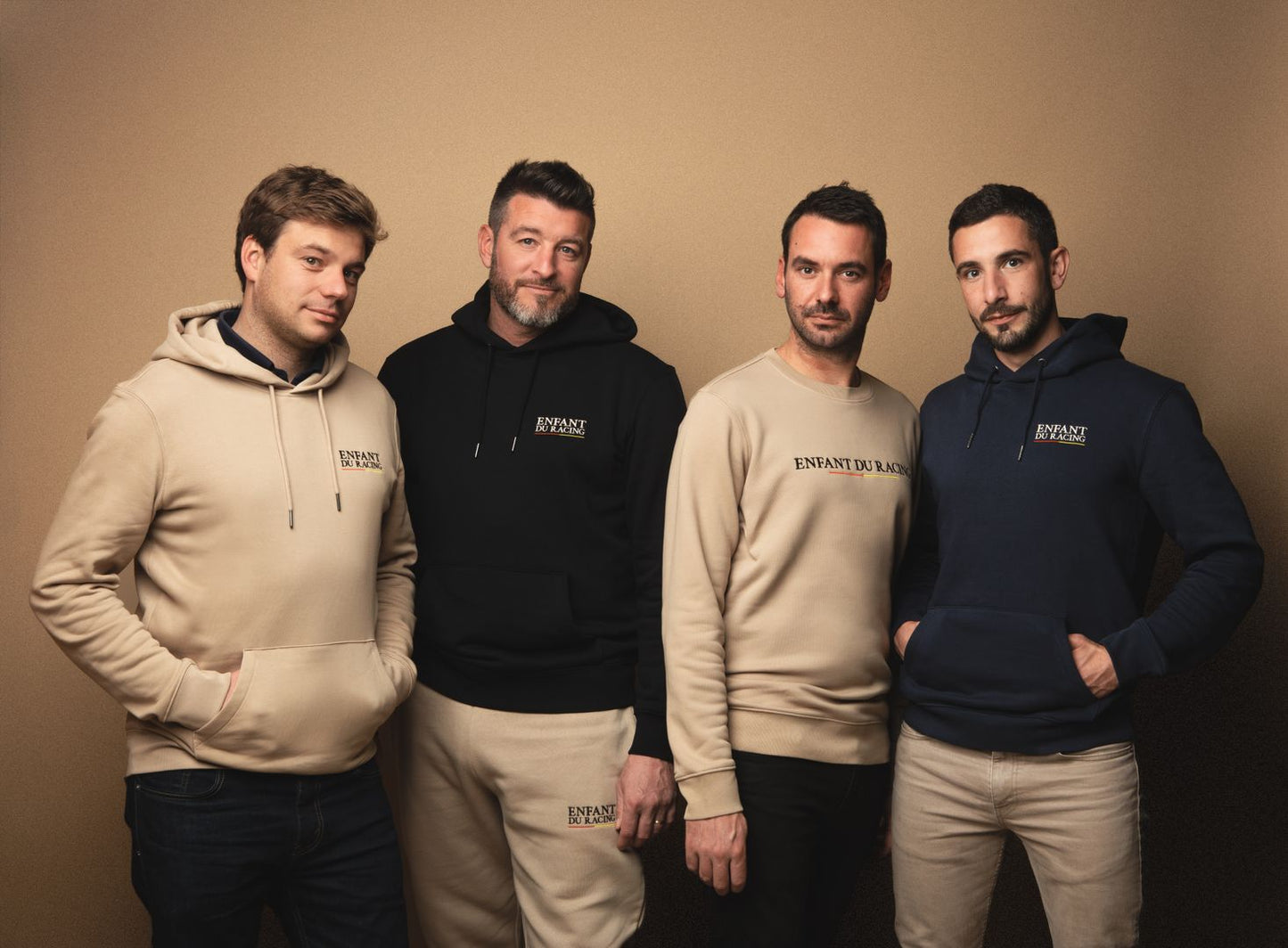 Ce sweat bleu marine, avec son logo brodé côté cœur, est idéal pour les amoureux du Racing qui veulent rester élégants