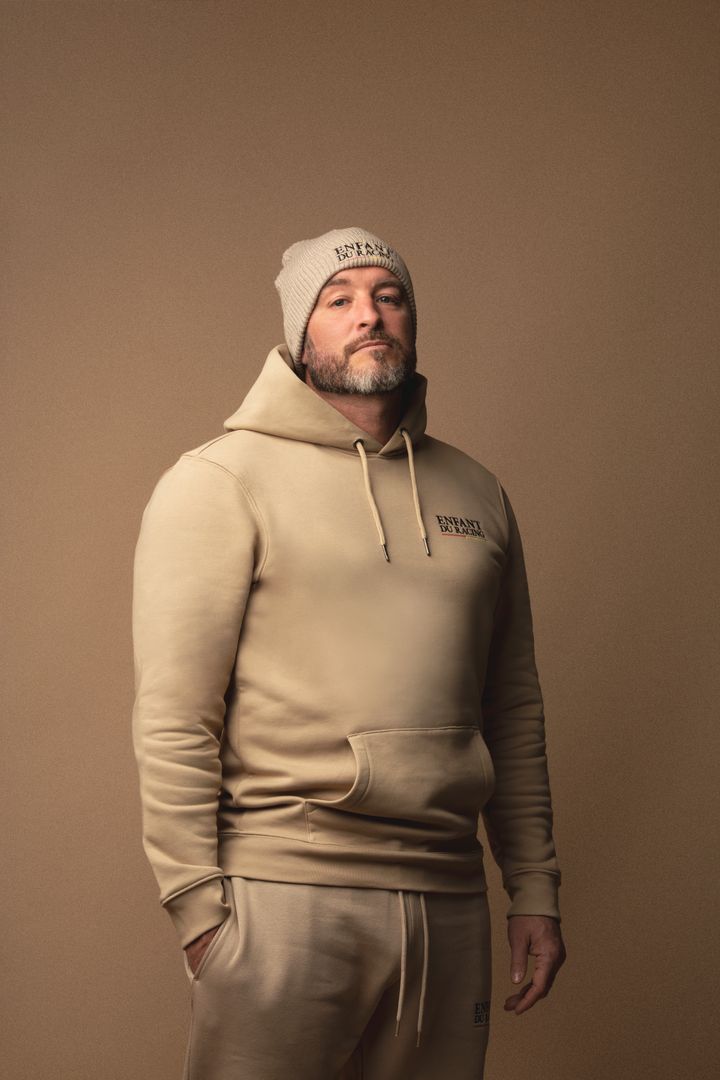 Ajoutez une touche élégante à votre style de supporter avec ce bonnet beige Enfant du Racing, parfait pour rester au chaud tout en affichant vos couleurs