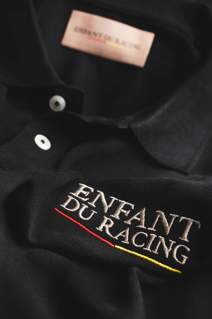 Le polo noir avec le logo brodé côté cœur est idéal pour un style épuré et intemporel, fidèle à vos valeurs
