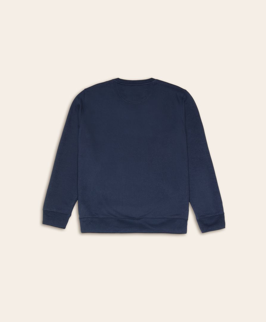 Ce sweat bleu marine, avec sa grande broderie poitrine, allie confort, qualité et esprit sportif