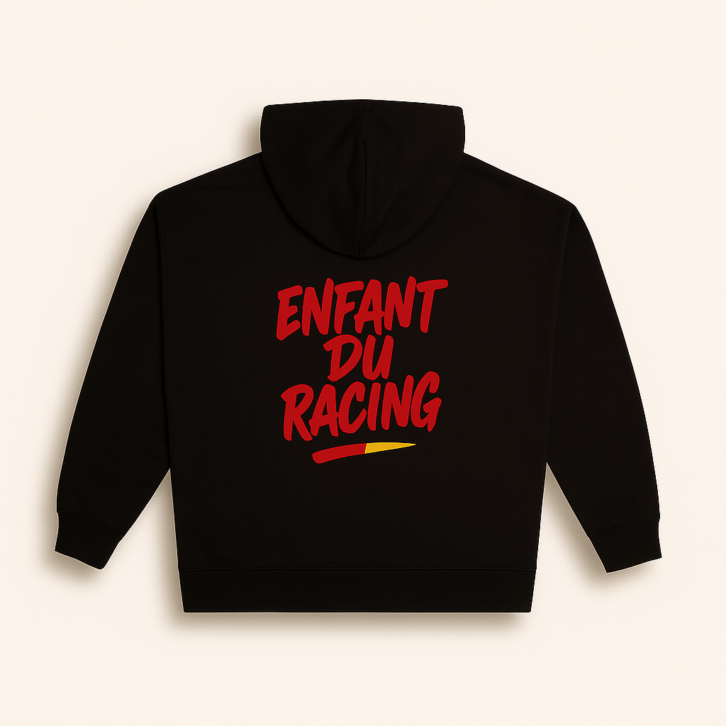 Sweat à capuche noir oversize avec impression au dos “Enfant du Racing” en rouge, accompagné d’un détail rouge et or, inspiré des couleurs du RC Lens.