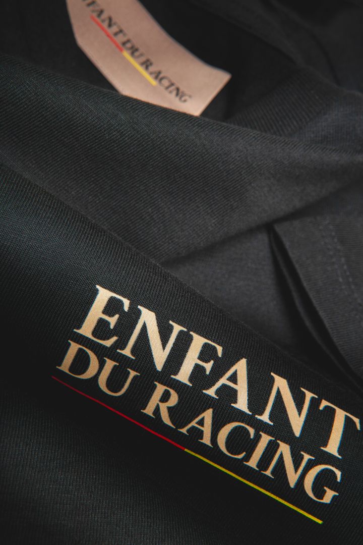 Le t-shirt noir avec logo côté cœur est parfait pour un look discret mais impactant