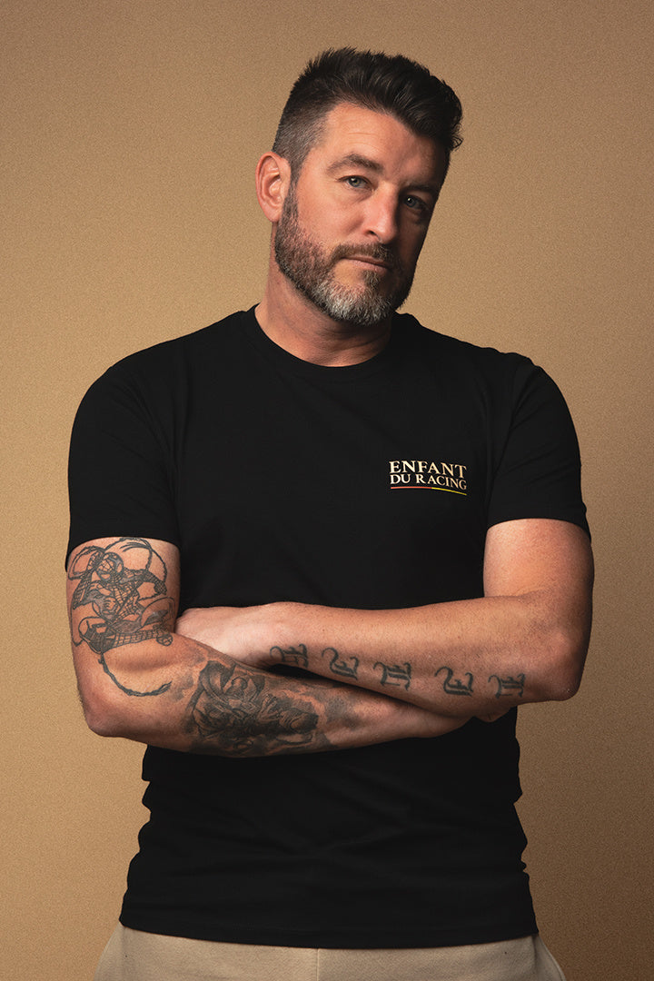 Ce t-shirt noir avec le logo Enfant du Racing côté cœur est idéal pour un style casual et élégant