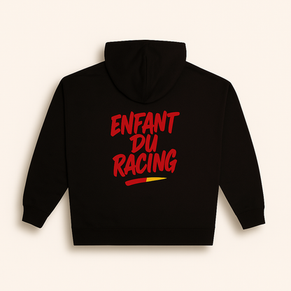 Sweat à capuche noir oversize avec impression au dos “Enfant du Racing” en rouge, accompagné d’un détail rouge et or, inspiré des couleurs du RC Lens.