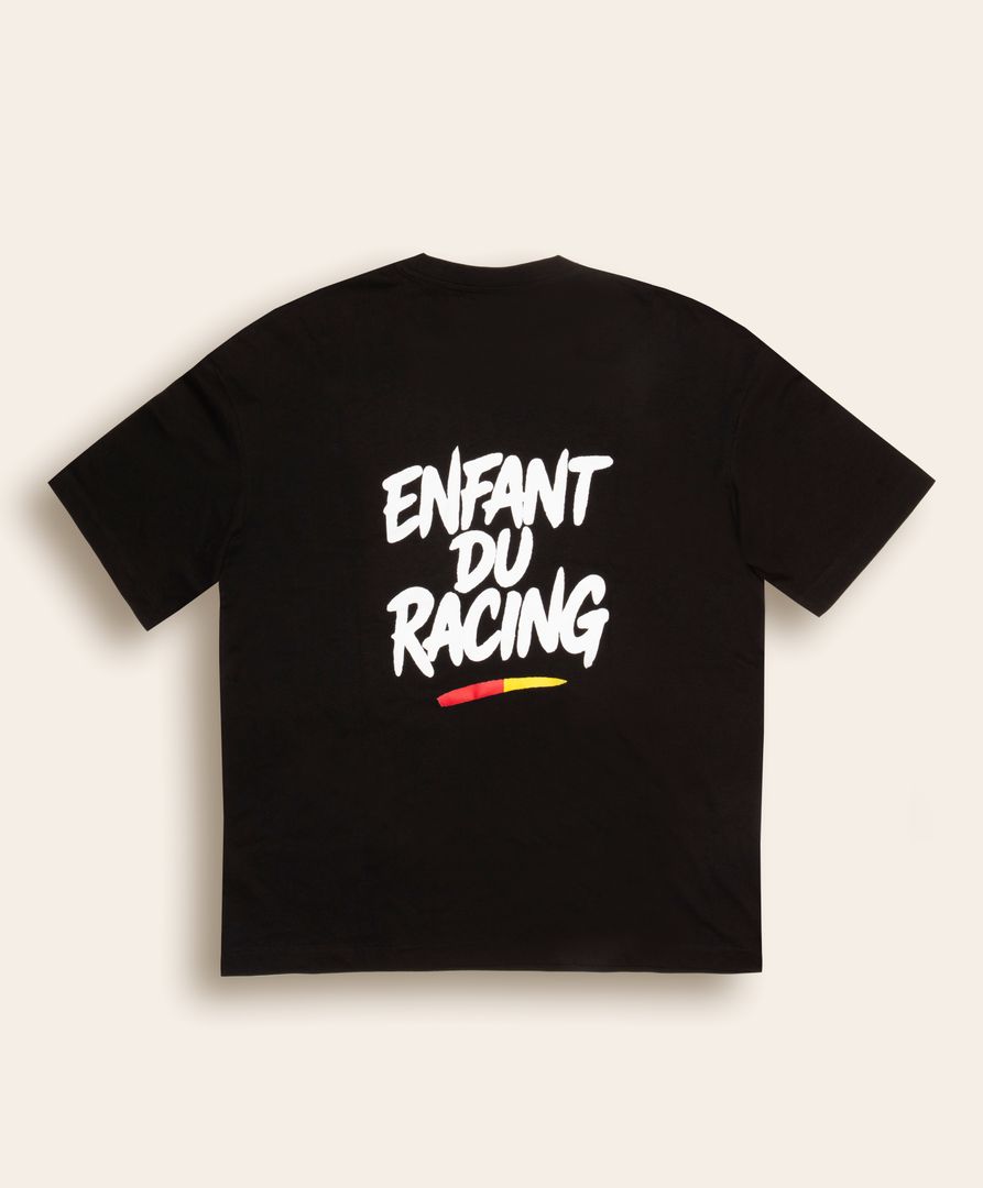 T-shirt noir oversize avec impression au dos “Enfant du Racing” en blanc et un détail rouge et or, inspiré des couleurs du RC Lens.