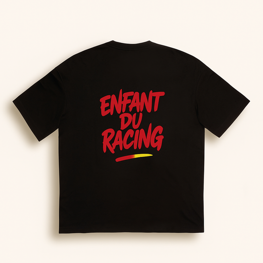 T-shirt noir oversize avec impression au dos “Enfant du Racing” en rouge, accompagné d’un détail rouge et or en bas, inspiré des couleurs du RC Lens.