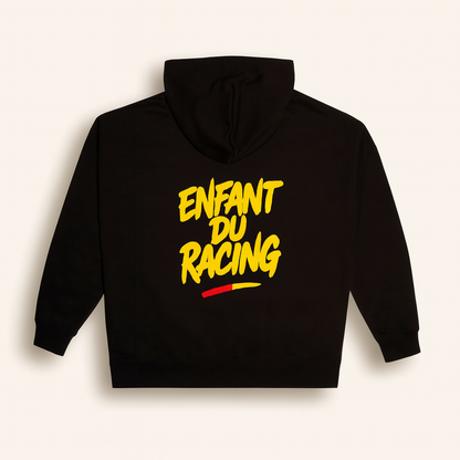 Sweat à capuche noir oversize avec impression au dos “Enfant du Racing” en jaune, accompagné d’un détail rouge et or inspiré des couleurs du RC Lens.