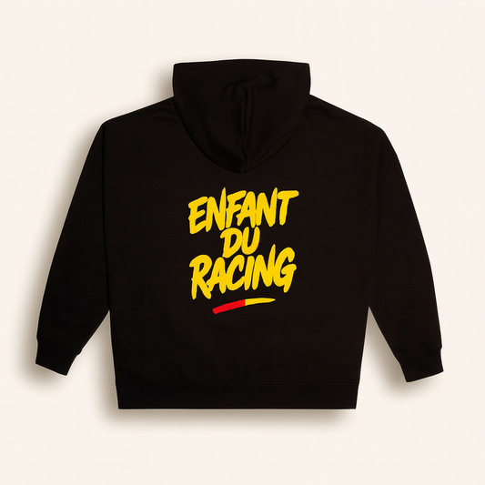Sweat à capuche noir oversize avec impression au dos “Enfant du Racing” en jaune, accompagné d’un détail rouge et or inspiré des couleurs du RC Lens.