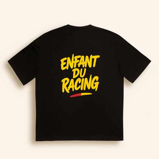 T-shirt noir oversize avec impression au dos “Enfant du Racing” en jaune et un détail rouge et or, inspiré des couleurs du RC Lens.